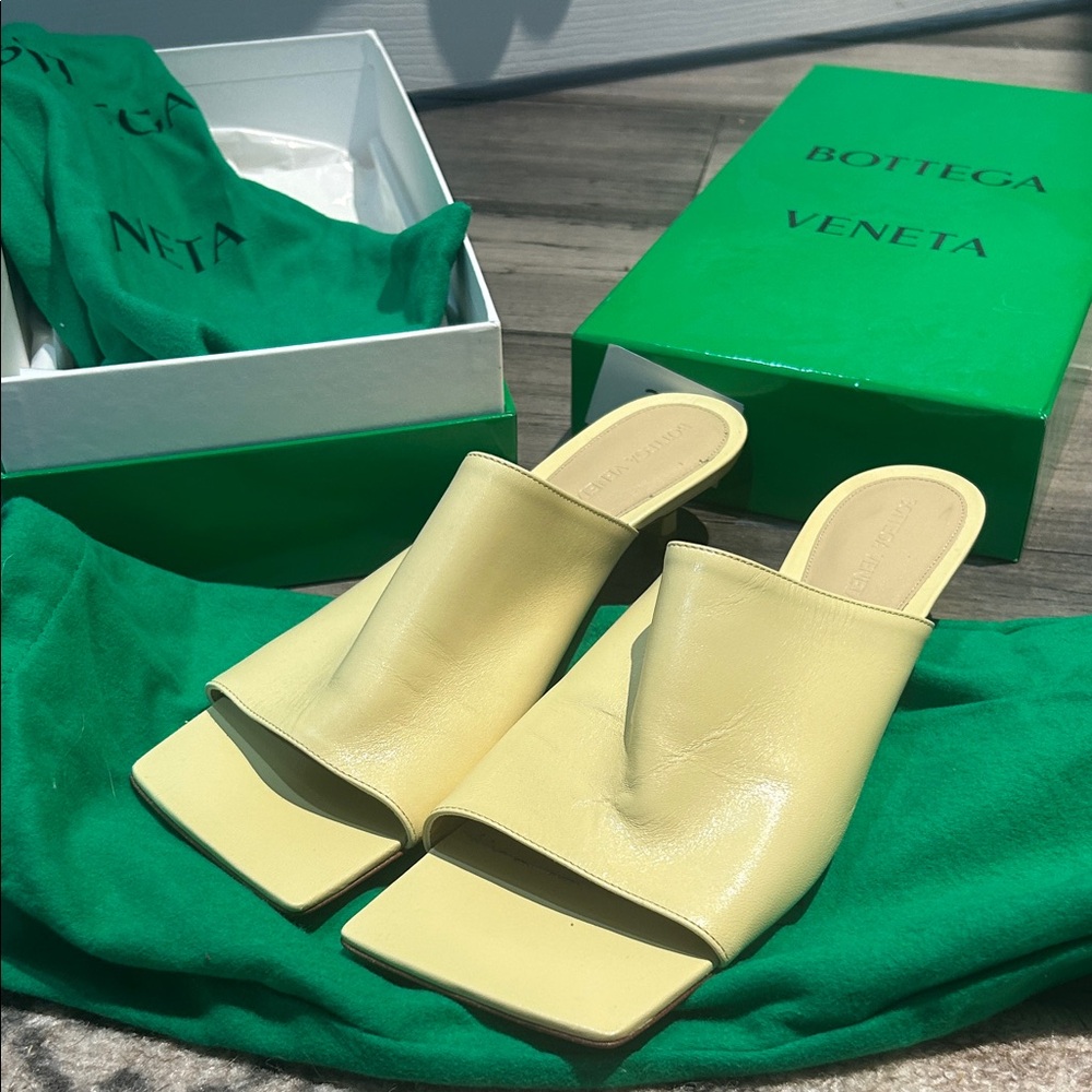 Bottega Veneta Pale Yellow Leather Square-Toe Slide Mules